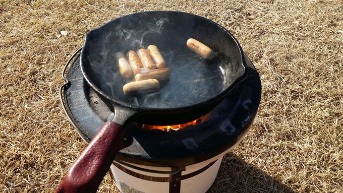 オイシックスの国産豚使い切りミニポークウインナーをスキレットと七輪で焼く