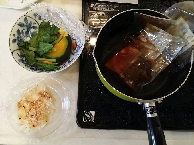 オイシックスのミールキット「クイック10」サバのみぞれ煮は、湯煎と電子レンジで調理